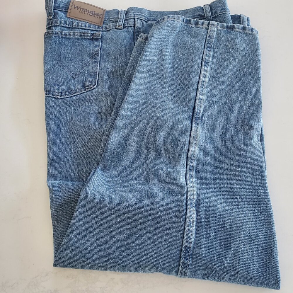Wrangler Rugged Wear Men's 5 Pocket Medium Wash Straight Leg Jeans   46 x 28